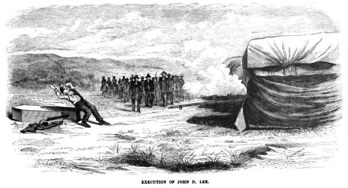 Een zwart-witte gravure waarop John D. Lee te zien is die door een vuurpeloton wordt geëxecuteerd en achterover naar een doodskist valt terwijl een menigte toekijkt, uit Massacres of the Mountains: A History of the Indian Wars of the Far West door Jacob Piatt Dunn, 1886.