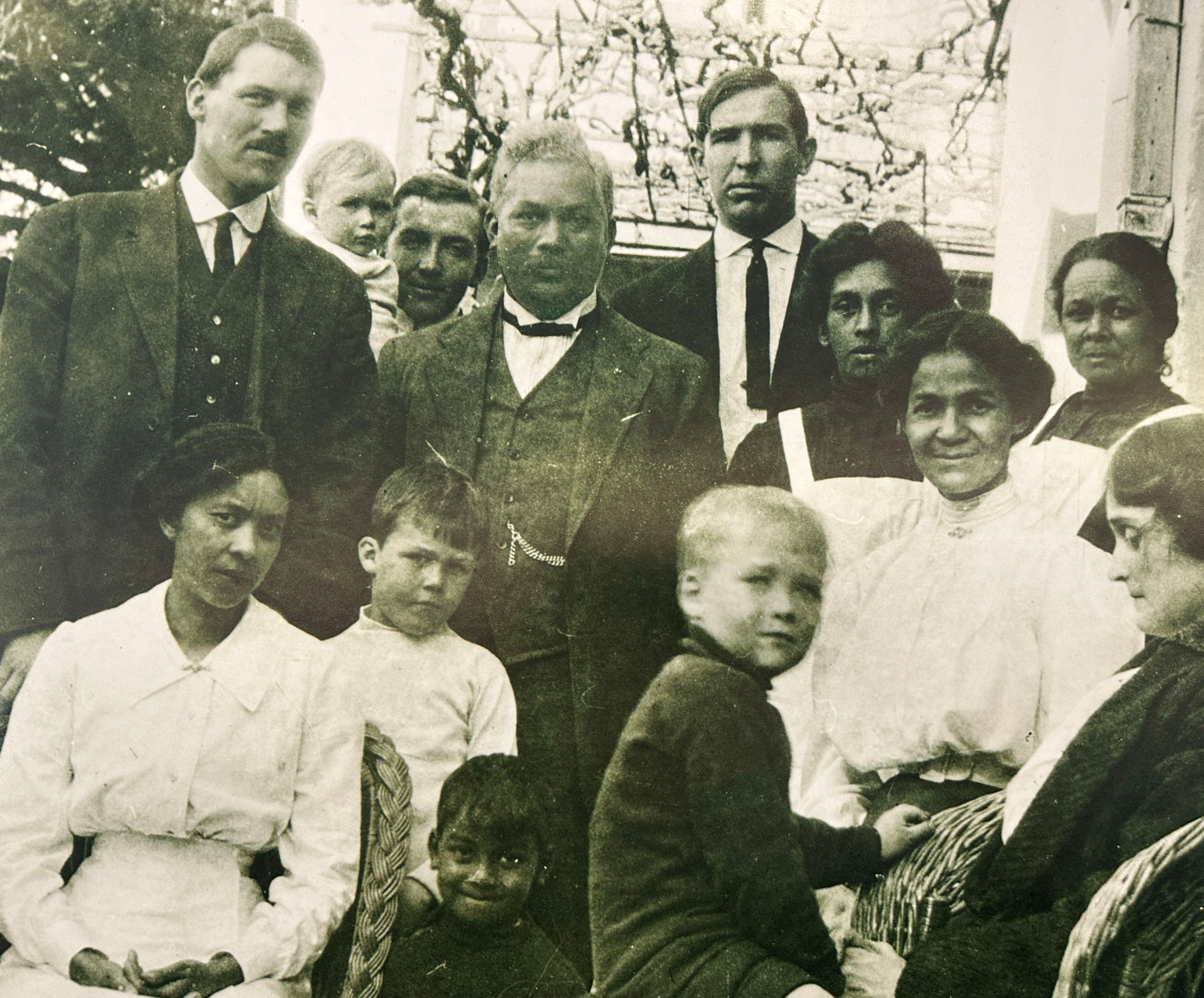 Schwarz-Weiß-Foto von Mitgliedern der Familie Daniels und Missionaren, die zusammen für ein Foto posieren und die Geschichte schwarzer Heiliger in der Kirche Jesu Christi der Heiligen der Letzten Tage festhalten.