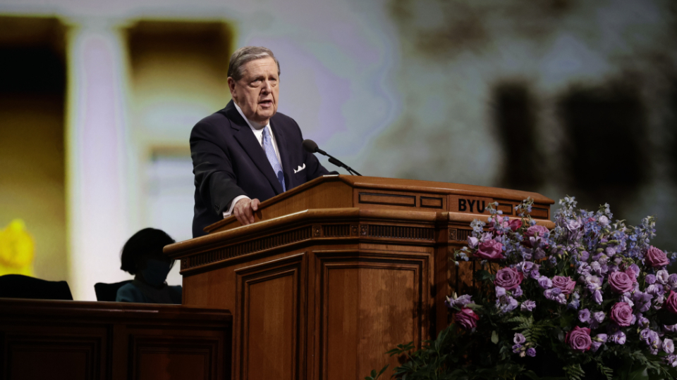 Élder Jeffrey R. Holland hablando en Brigham Young University el 23 de agosto de 2021.