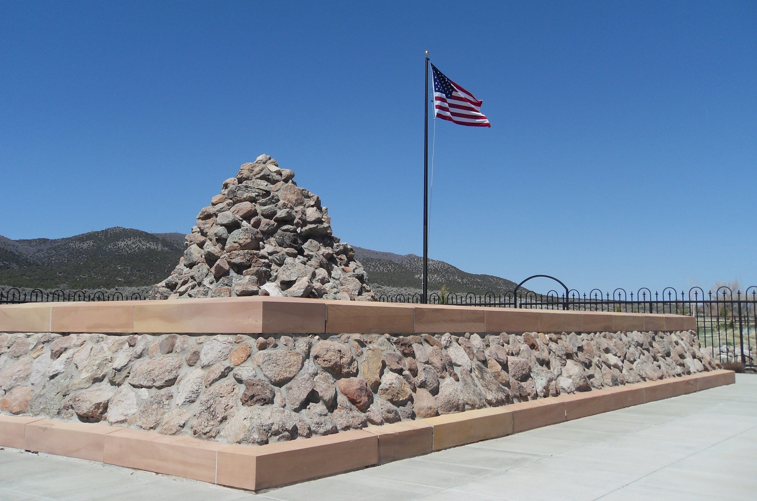 Monument en steenhoop op de plek van de Mountain Meadows Massacre, opgericht in 1999.