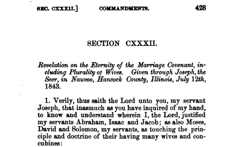 Uma página digitalizada da edição de 1876 de Doctrine and Covenants, mostrando a Seção 132. A seção se chama "Revelação sobre a Eternidade da Aliança do Casamento, incluindo Pluralidade de Esposas" e observa que foi dada por meio de José Smith em Nauvoo, Condado de Hancock, Illinois, em 12 de julho de 1843. O texto começa com uma passagem atribuída ao Senhor, dirigida a José Smith sobre a justificação do casamento plural por meio de figuras bíblicas como Abraão, Isaque, Jacó, Moisés, Davi e Salomão. O número da página, "428", está visível no canto superior direito.