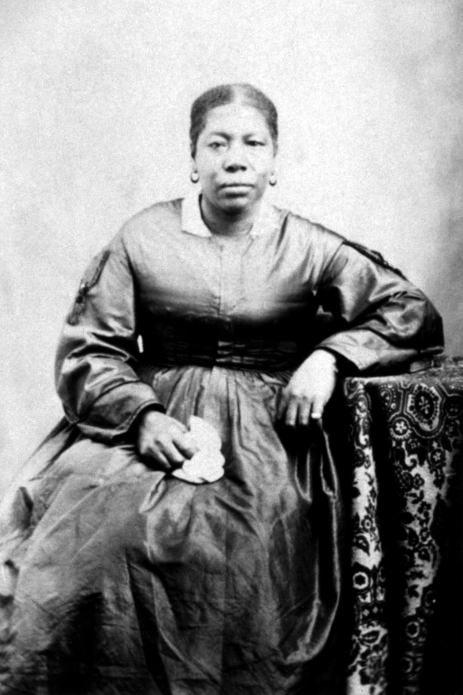 Ein Schwarz-Weiß-Porträtfoto der schwarzen Heiligen der Letzten Tage (Mormonin) Jane Manning James, aufgenommen etwa 1862–1873