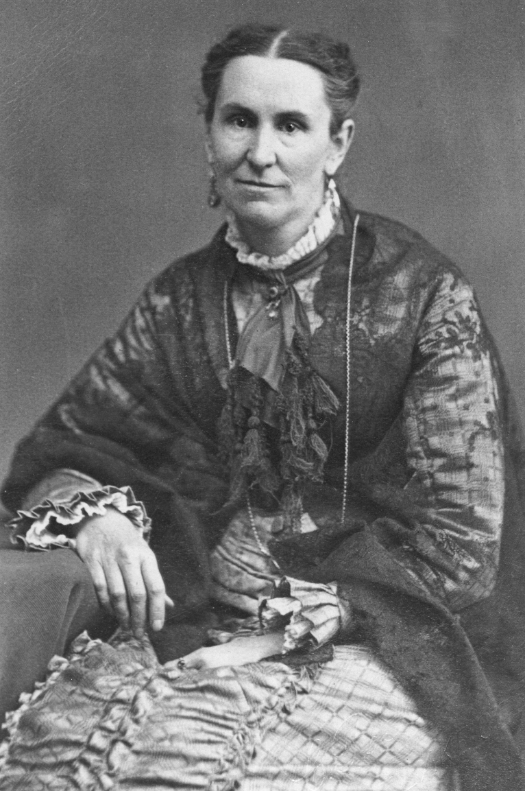 Un portrait photographique en noir et blanc d’Helen Mar Kimball, peut-être dans la quarantaine, ou à la fin des années 1860.
